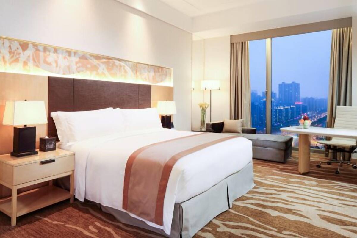 Minibar, caixa forta a l'habitació i escriptori