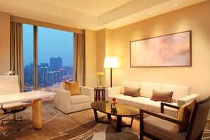 42-inch LED TV with digital channels, TV - DoubleTree by Hilton Hangzhou East (Hangzhou)