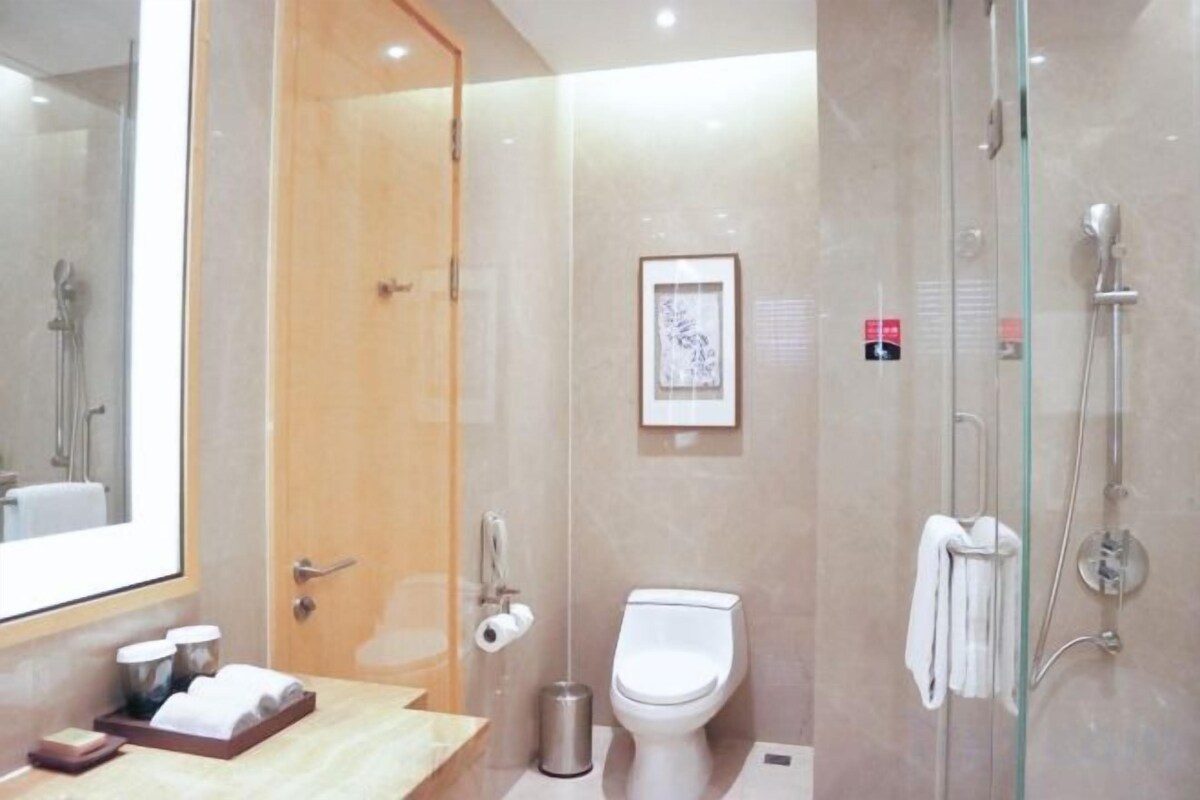 Separate tub and shower, deep soaking tub, rainfall showerhead