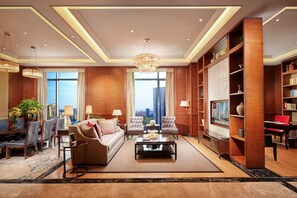 Suite presidencial | Minibar, caja de seguridad en la habitación y escritorio