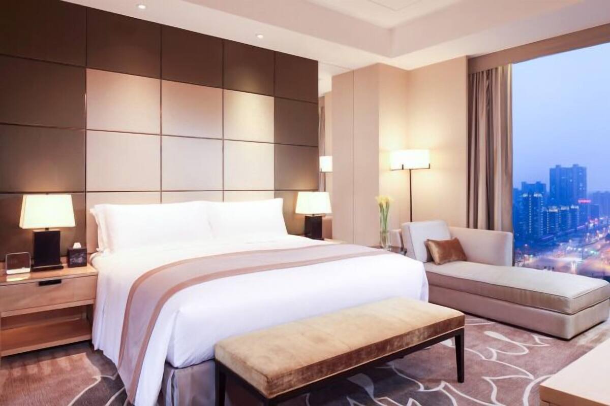 Minibar, caixa forta a l'habitació i escriptori