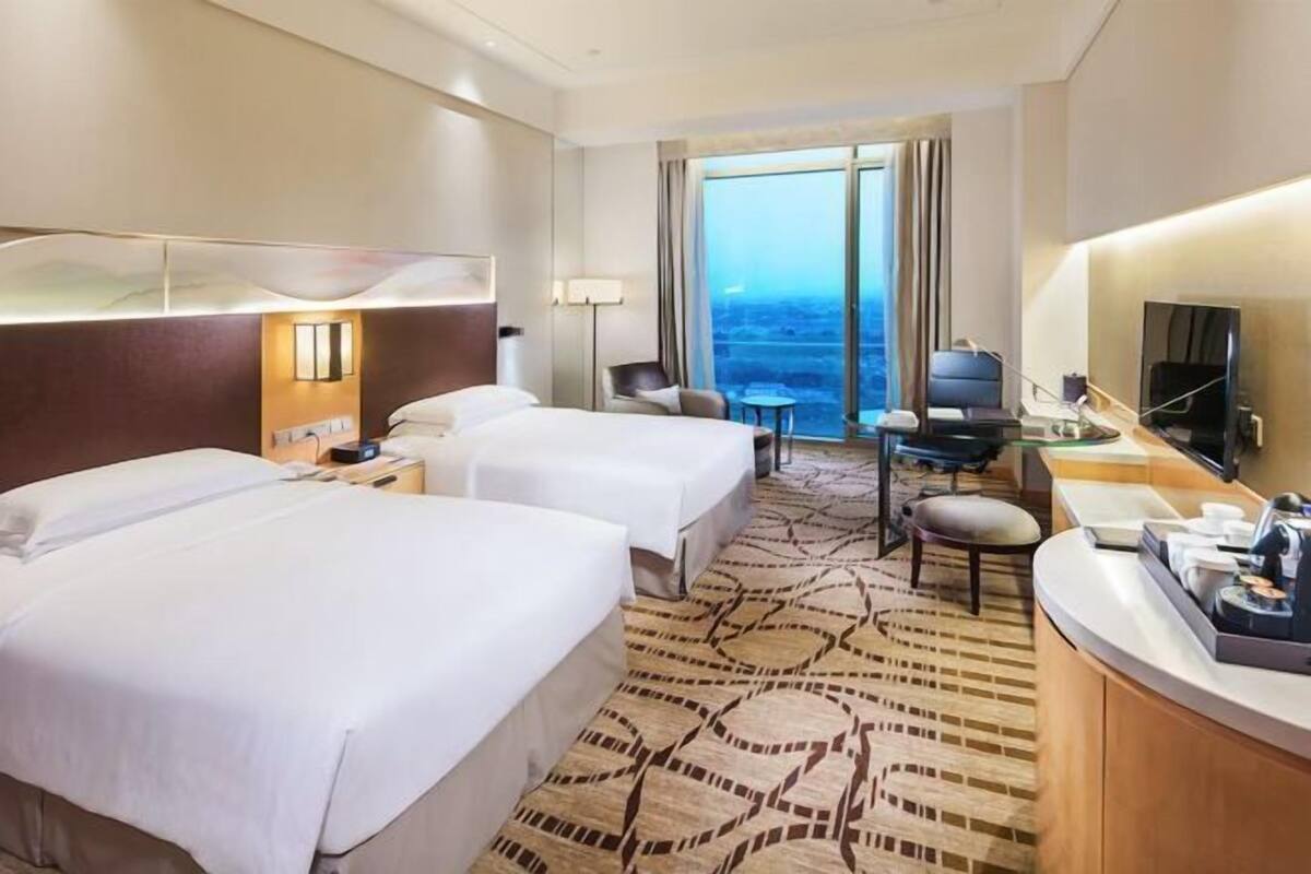 Minibar, caixa forta a l'habitació i escriptori