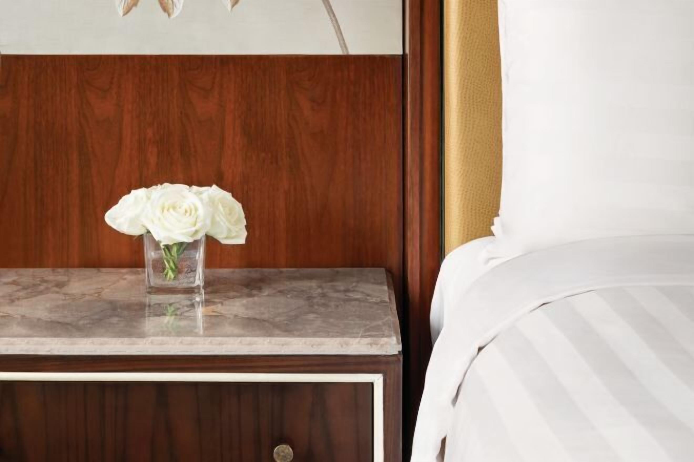 ألحفة محشوة بالريش وميني بار وخزنة داخل الغرفة ومكتب