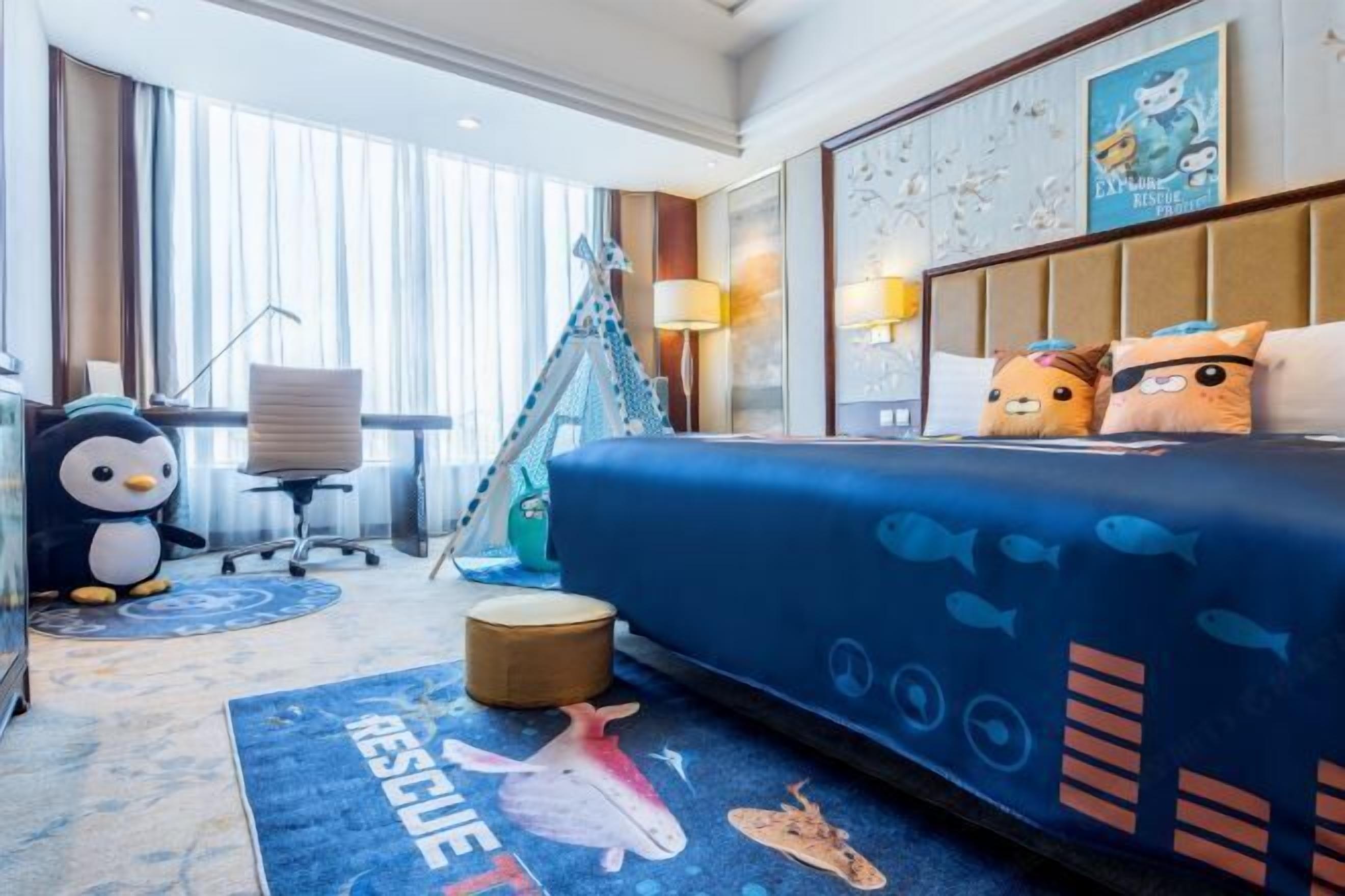 ألحفة محشوة بالريش وميني بار وخزنة داخل الغرفة ومكتب