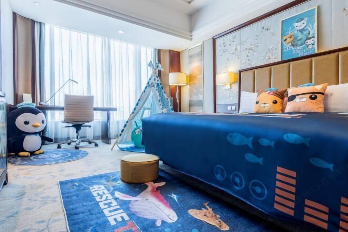 ألحفة محشوة بالريش وميني بار وخزنة داخل الغرفة ومكتب