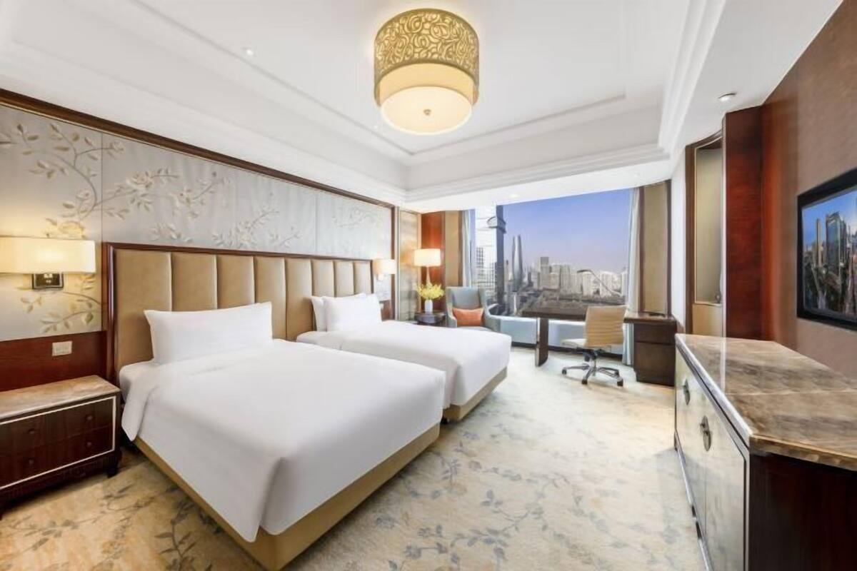 ألحفة محشوة بالريش وميني بار وخزنة داخل الغرفة ومكتب