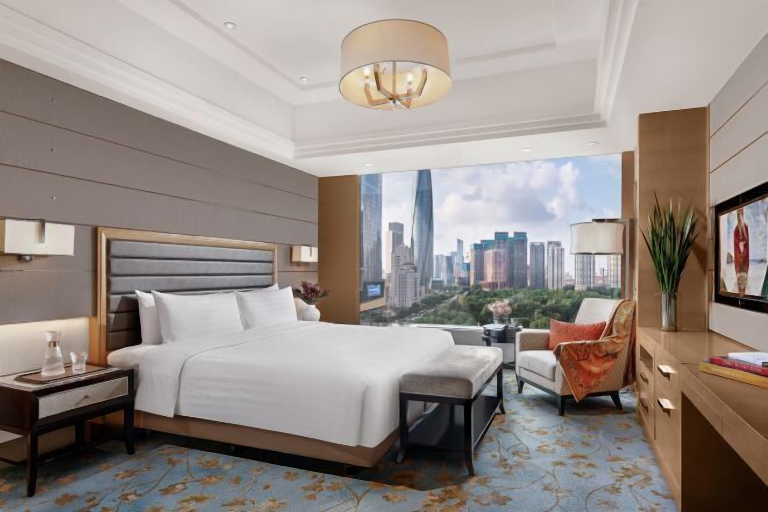 ألحفة محشوة بالريش وميني بار وخزنة داخل الغرفة ومكتب