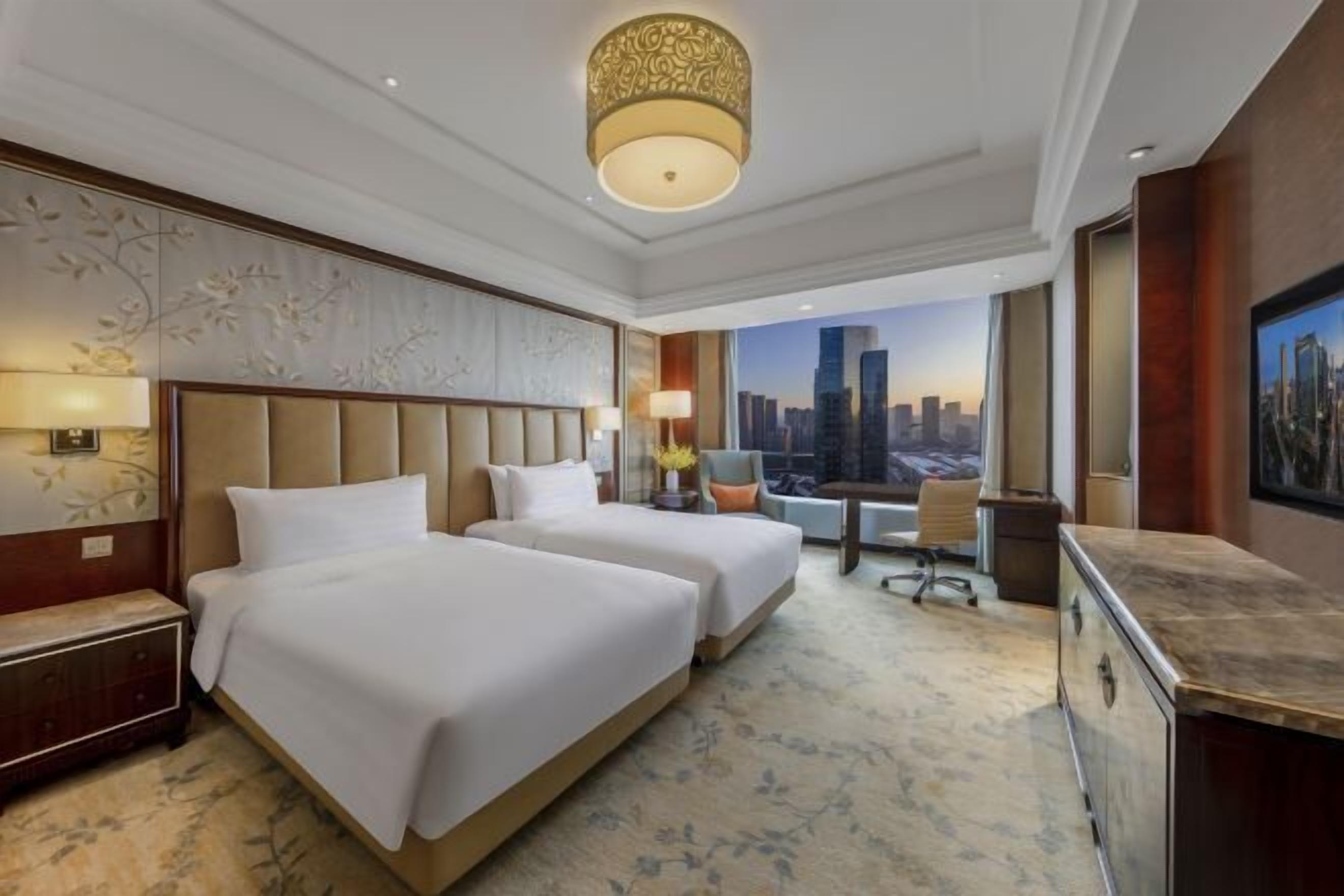 ألحفة محشوة بالريش وميني بار وخزنة داخل الغرفة ومكتب