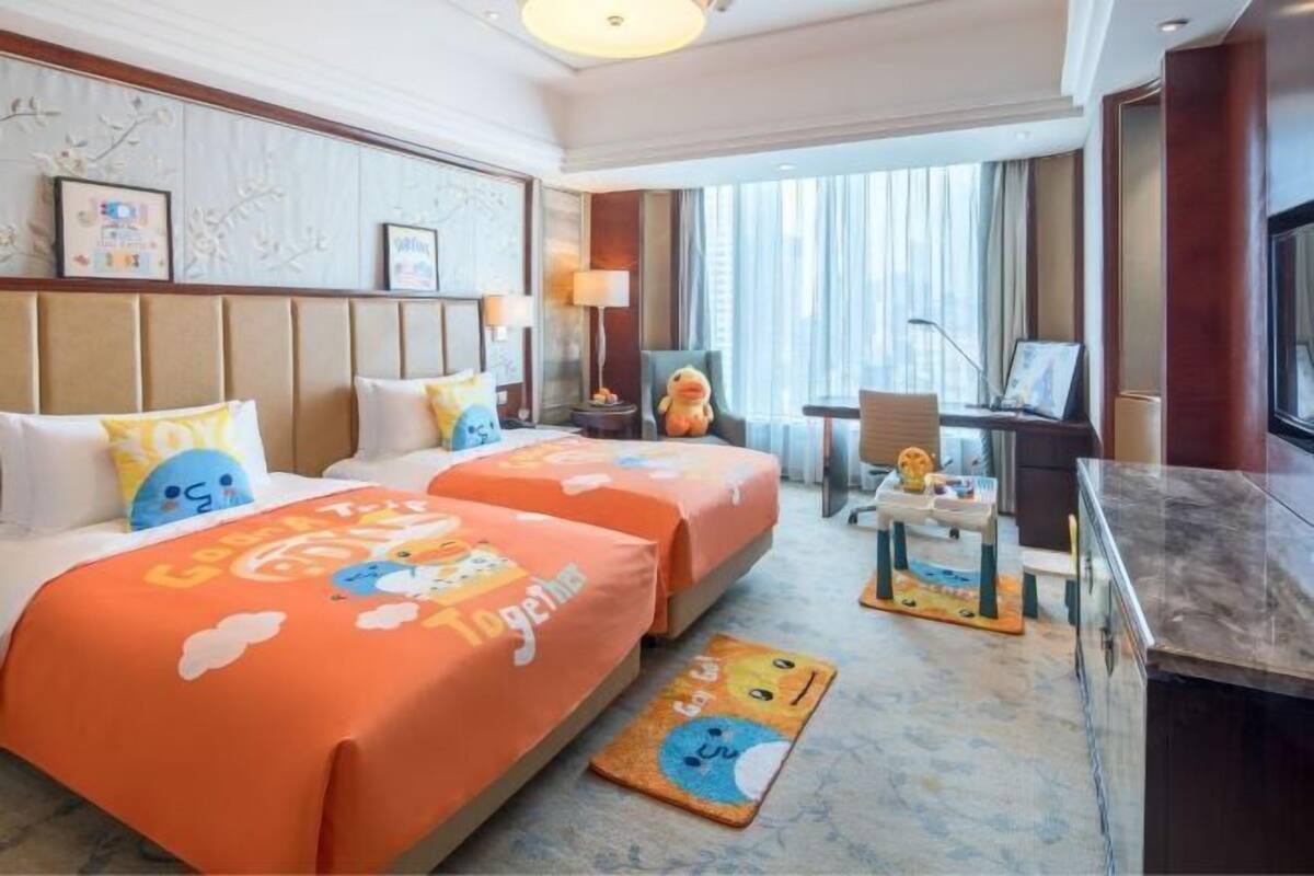 ألحفة محشوة بالريش وميني بار وخزنة داخل الغرفة ومكتب