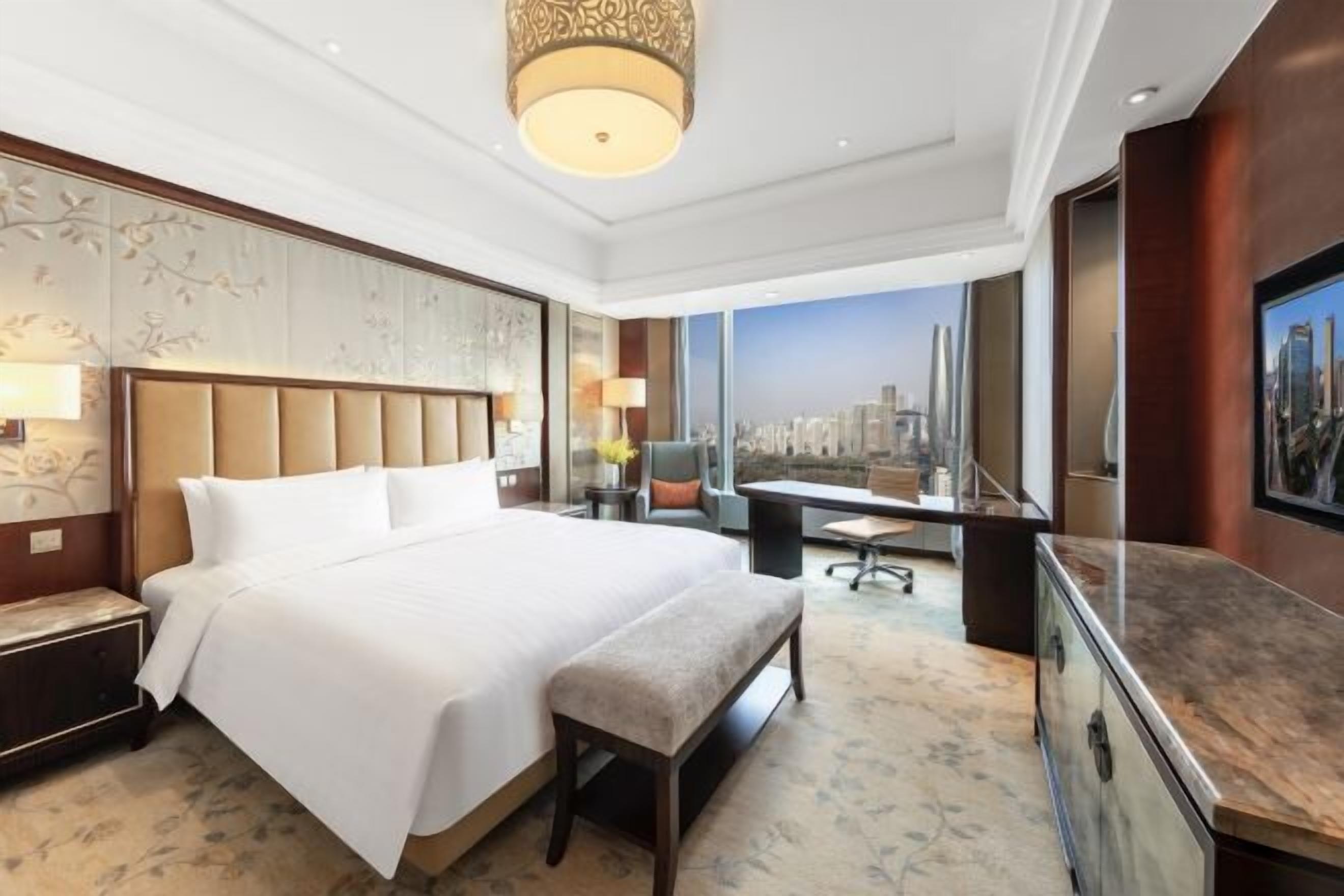 ألحفة محشوة بالريش وميني بار وخزنة داخل الغرفة ومكتب