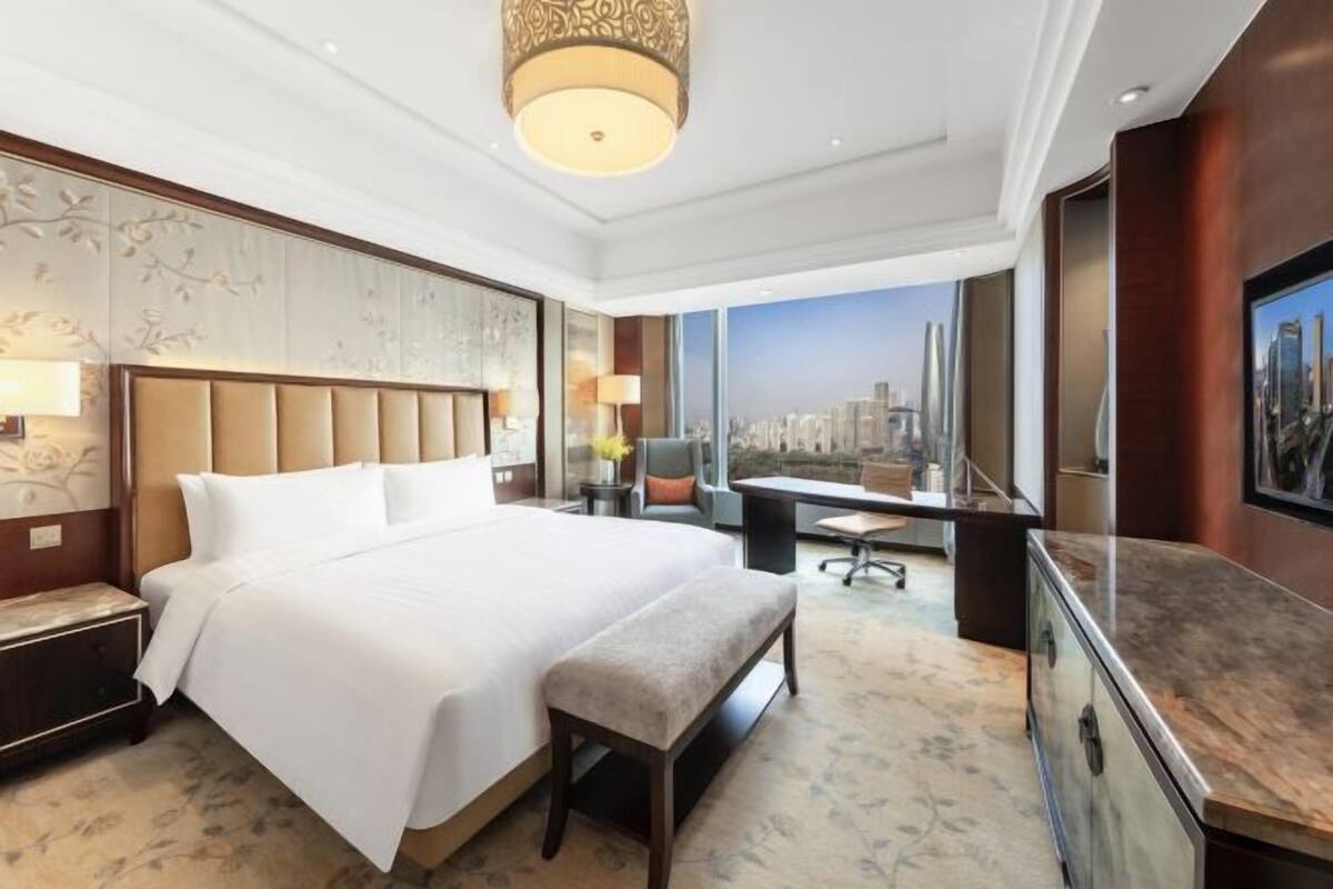 ألحفة محشوة بالريش وميني بار وخزنة داخل الغرفة ومكتب