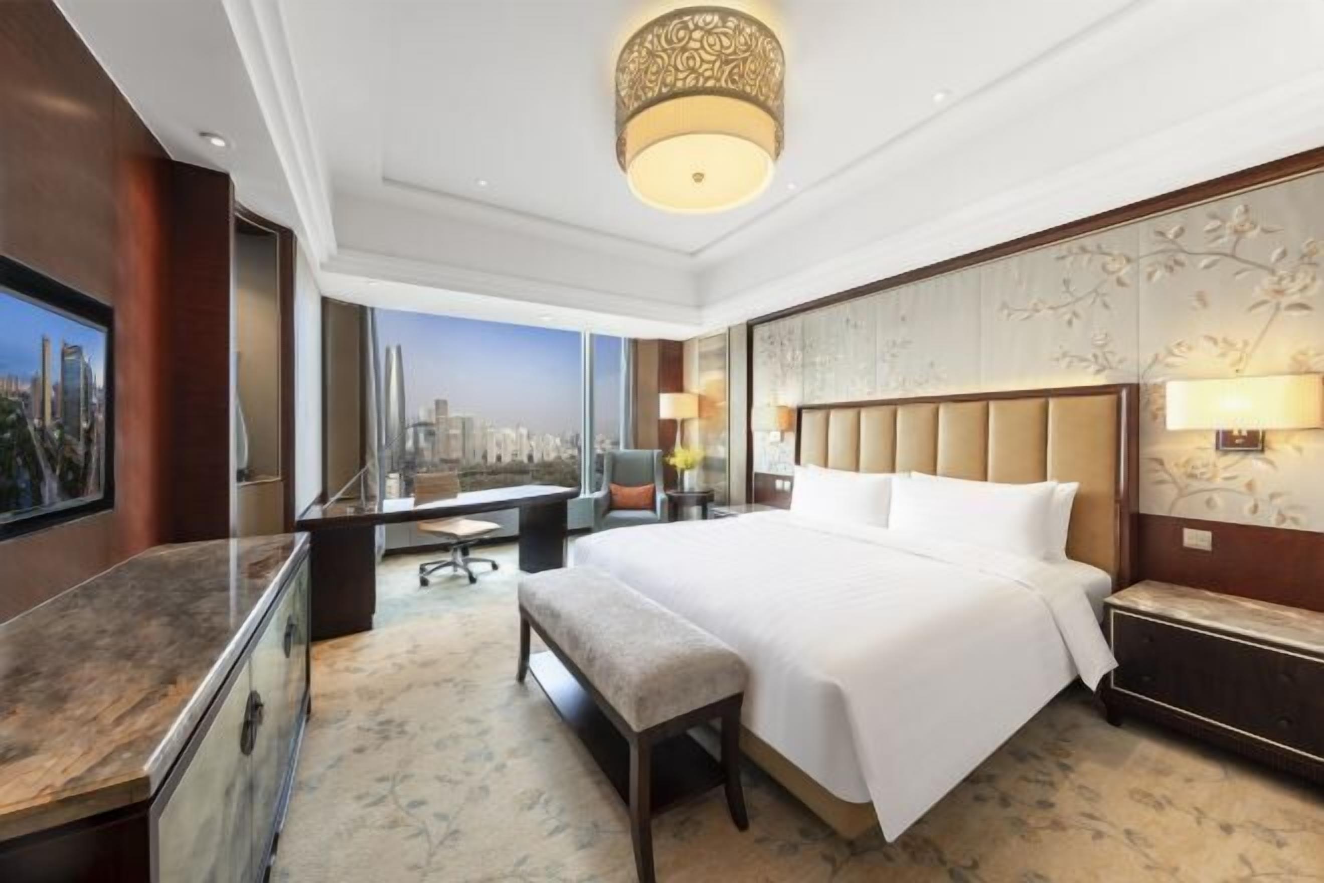 ألحفة محشوة بالريش وميني بار وخزنة داخل الغرفة ومكتب