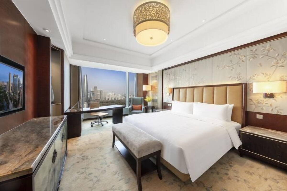 ألحفة محشوة بالريش وميني بار وخزنة داخل الغرفة ومكتب