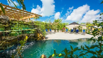 Piscine extérieure, parasols de plage, chaises longues