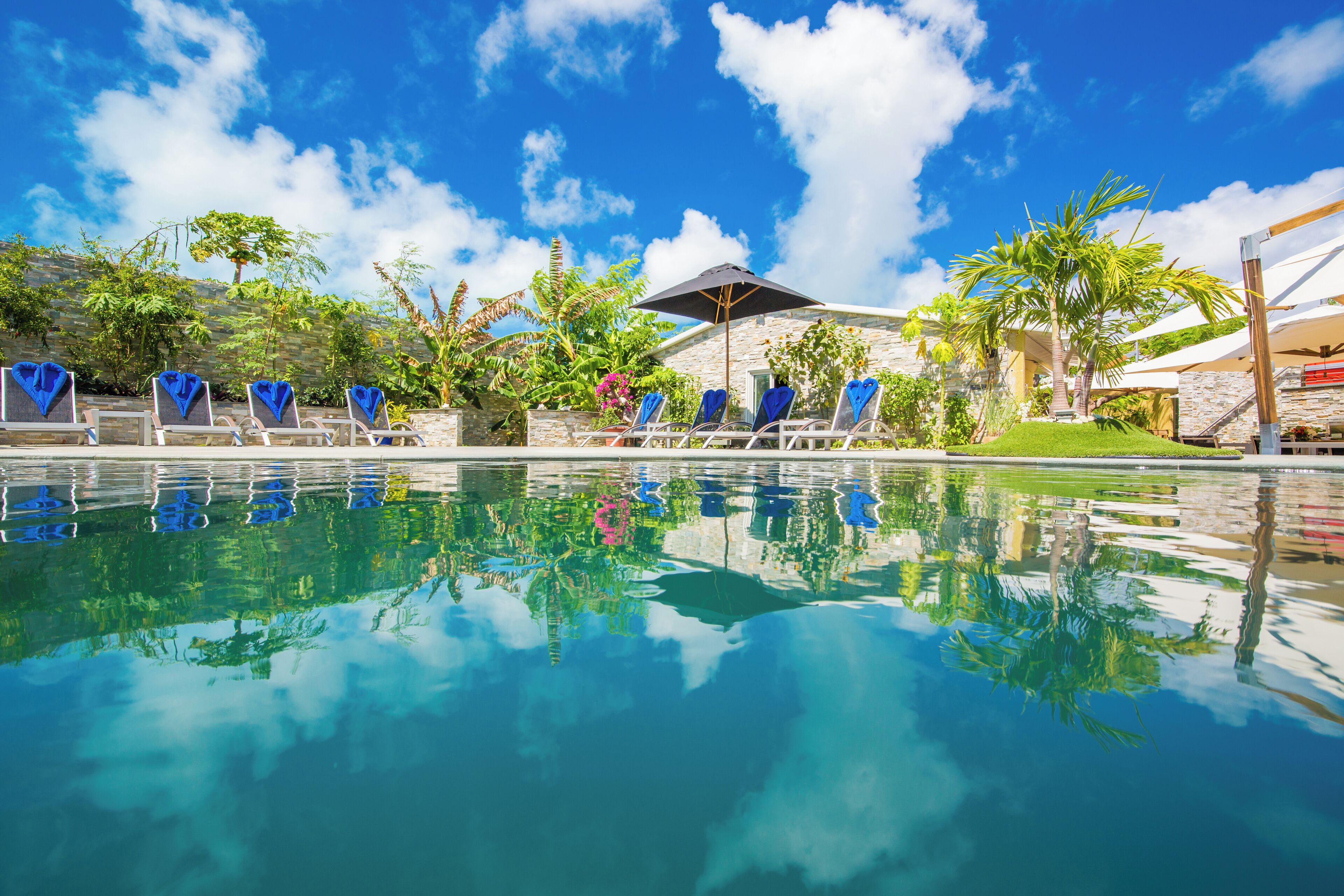 Utomhuspool, parasoller och solstolar