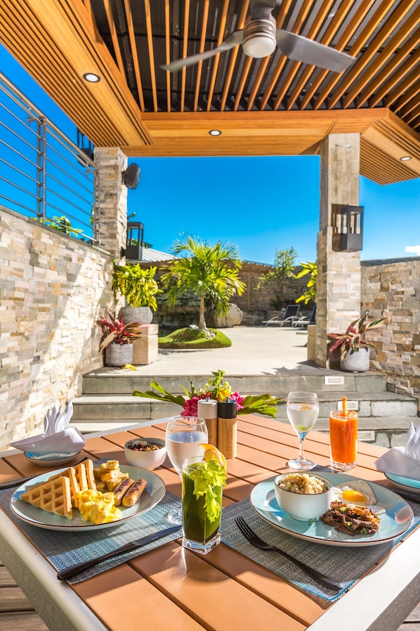 Petit déjeuner complet (25 USD par personne)