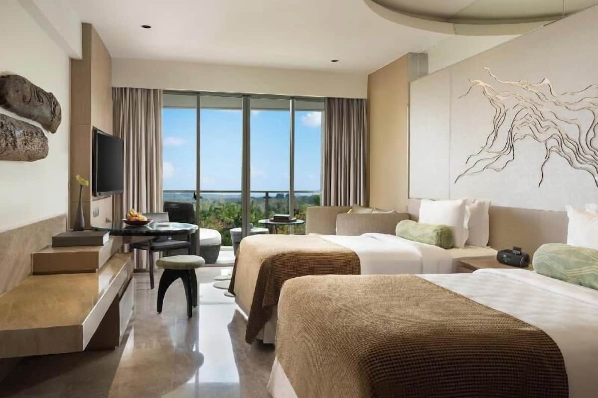 Premium bedding, minibar, in-room safe, desk