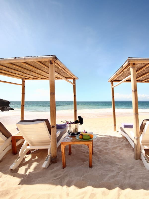 Aan een privéstrand, wit zand