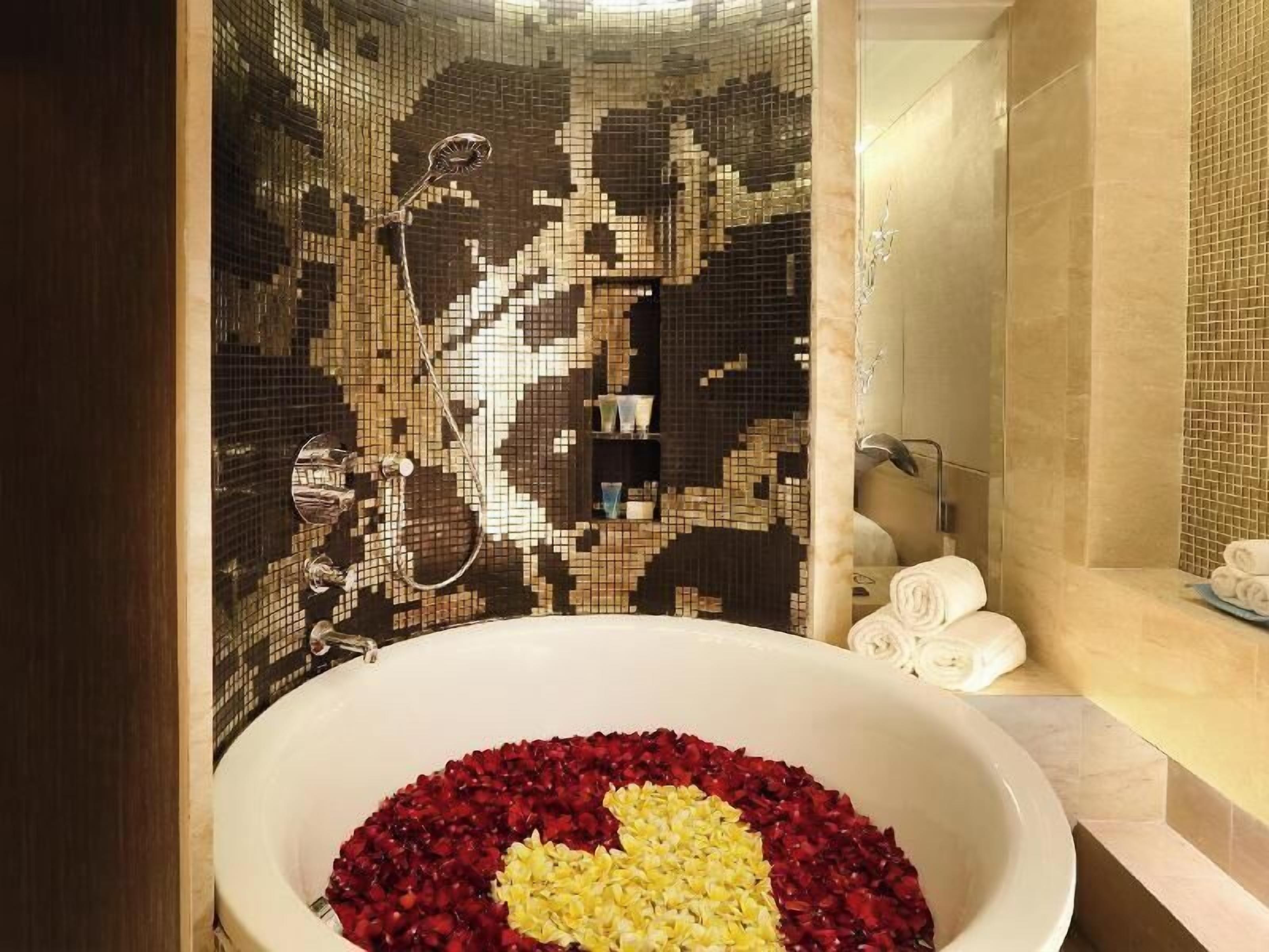 Bathroom | Combined shower/tub, deep soaking tub, rainfall showerhead