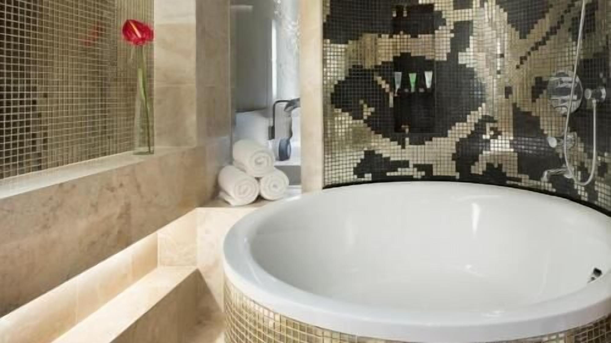 Bathroom | Combined shower/tub, deep soaking tub, rainfall showerhead