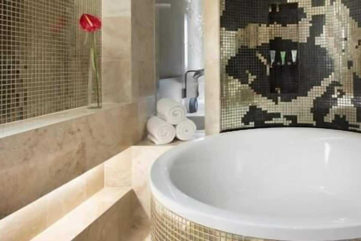 Bathroom | Combined shower/tub, deep soaking tub, rainfall showerhead