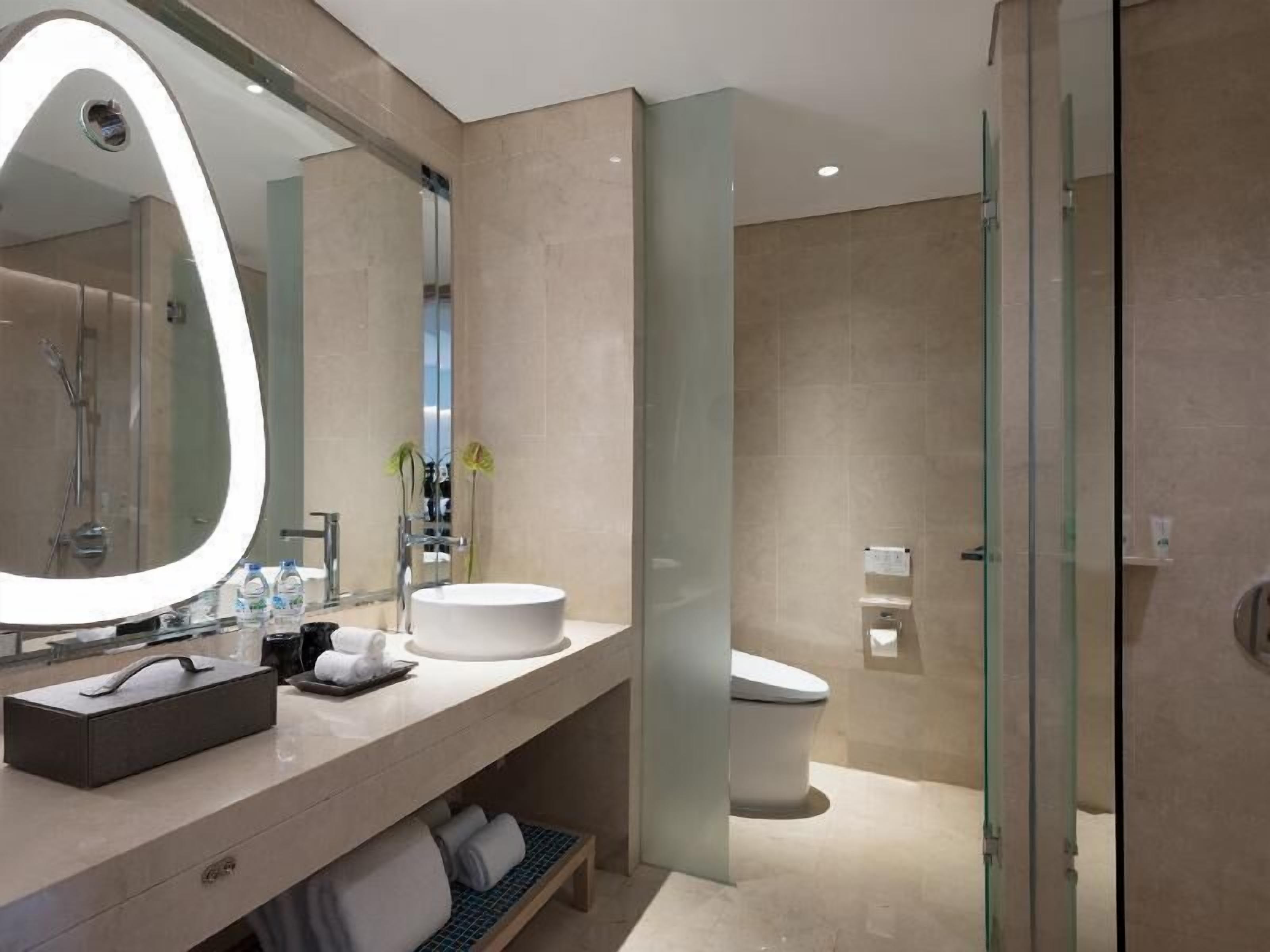 Bathroom | Combined shower/tub, deep soaking tub, rainfall showerhead