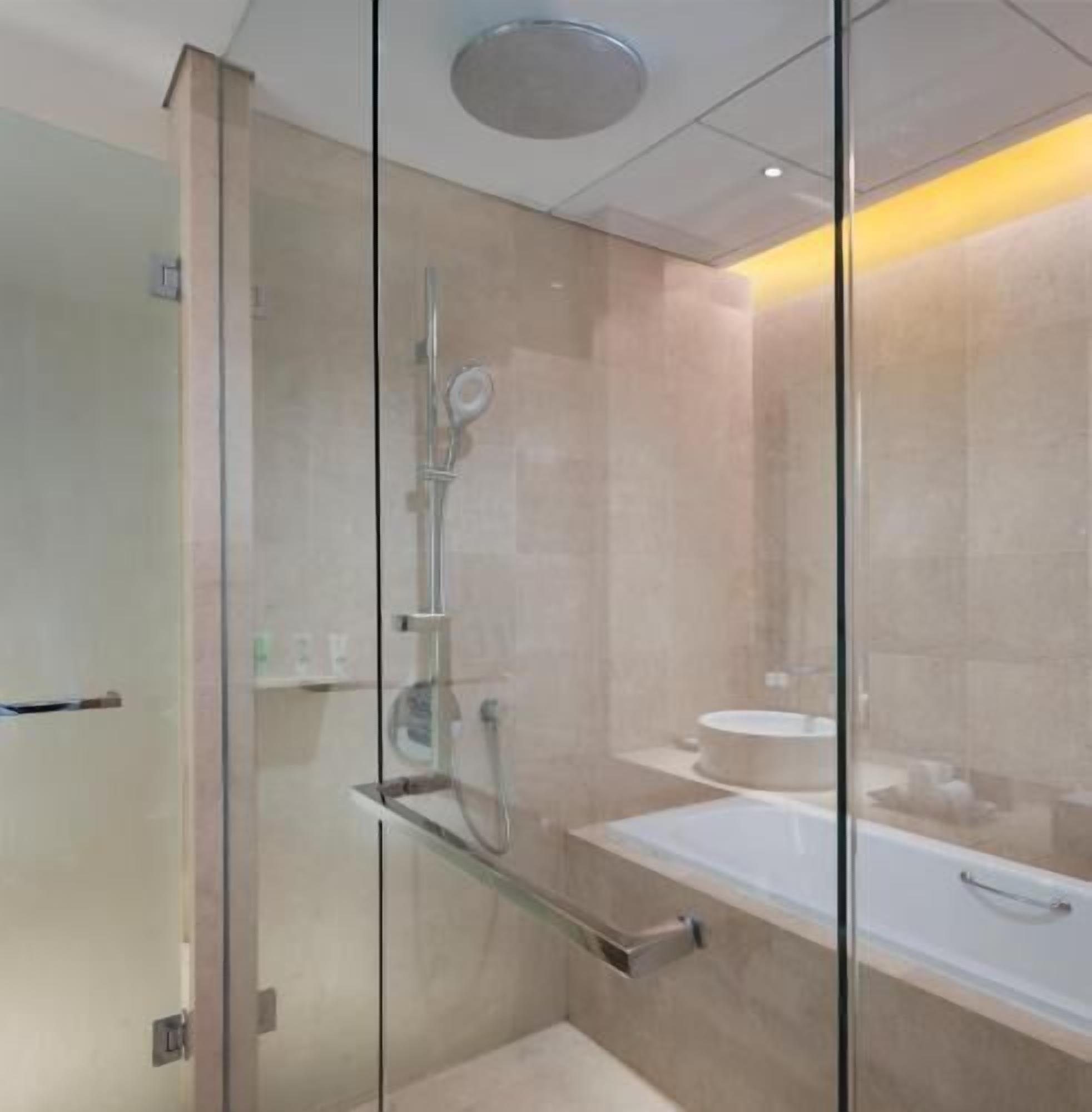 Bathroom | Combined shower/tub, deep soaking tub, rainfall showerhead