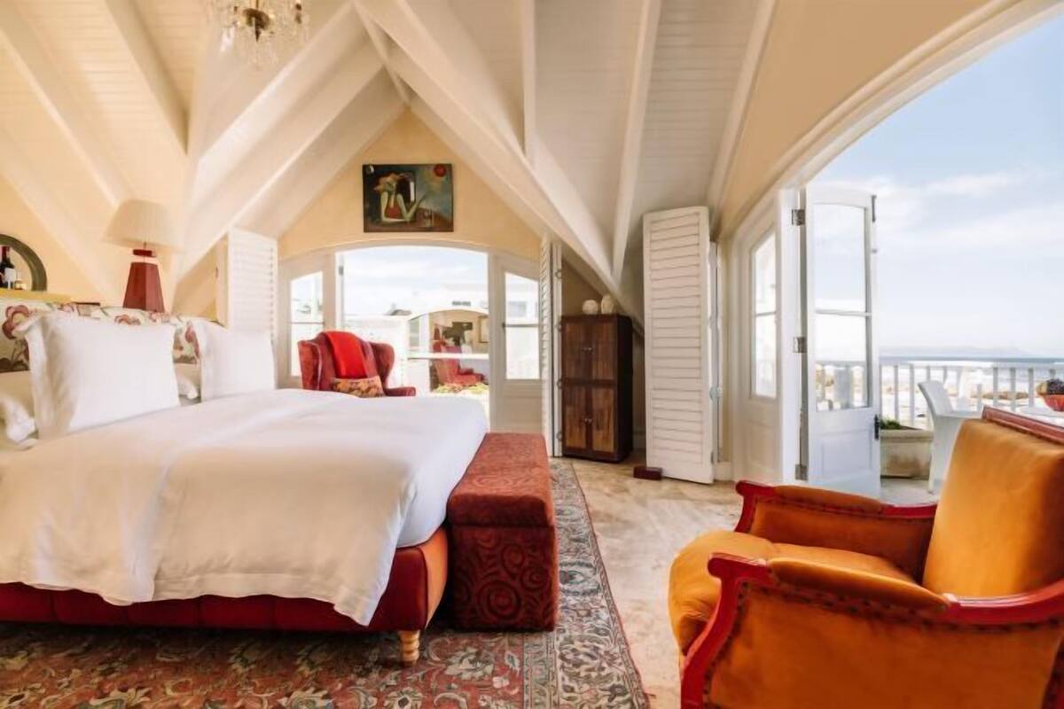 Premium bedding, free minibar items, desk, free WiFi
