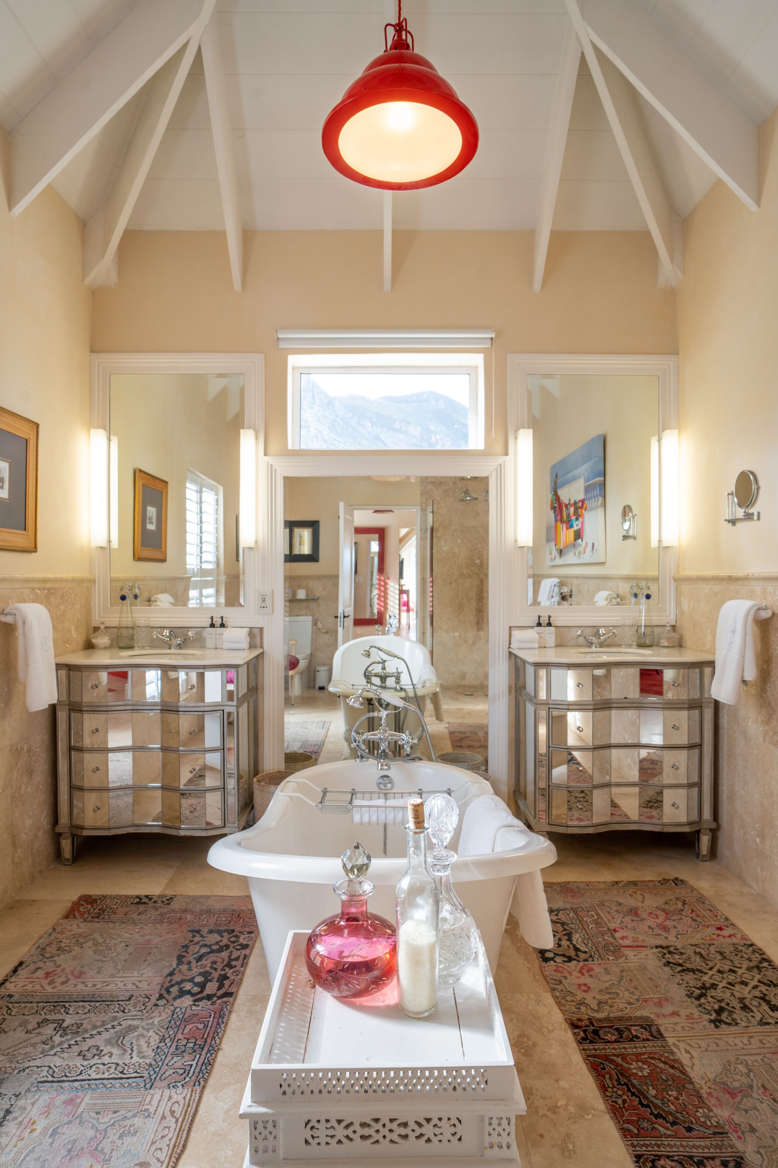 Deluxe Room | Bathroom | Separate tub and shower, rainfall showerhead, free toiletries