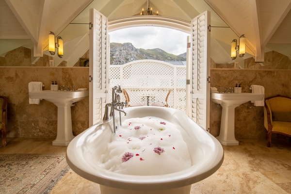 Standard Room | Bathroom | Separate tub and shower, rainfall showerhead, free toiletries