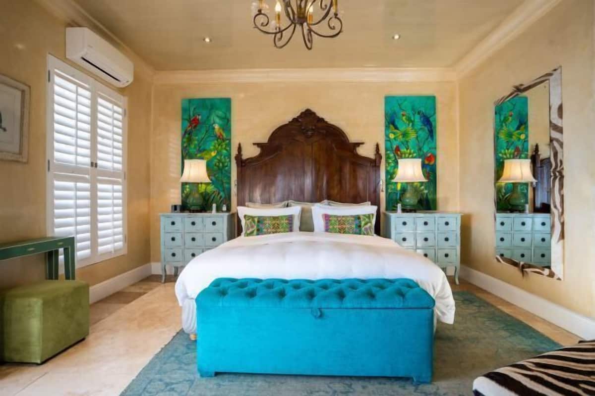 Premium bedding, free minibar items, desk, free WiFi