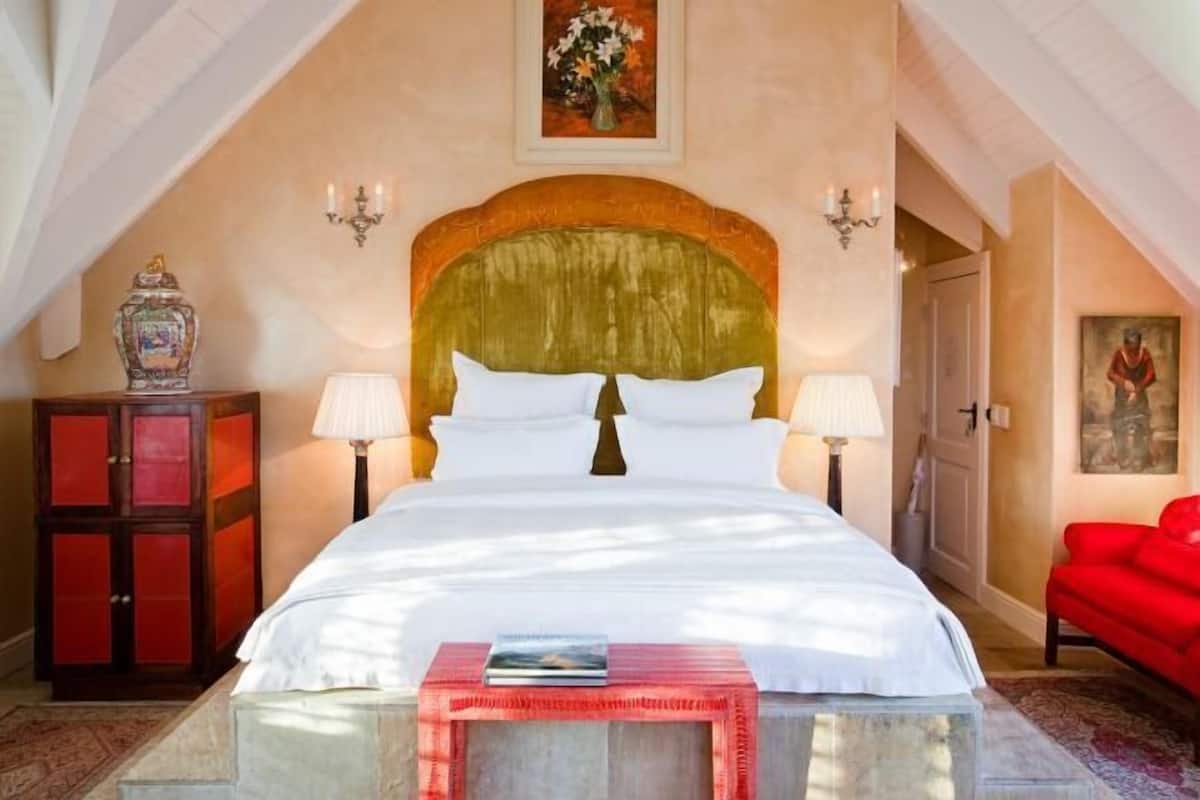 Premium bedding, free minibar items, desk, free WiFi