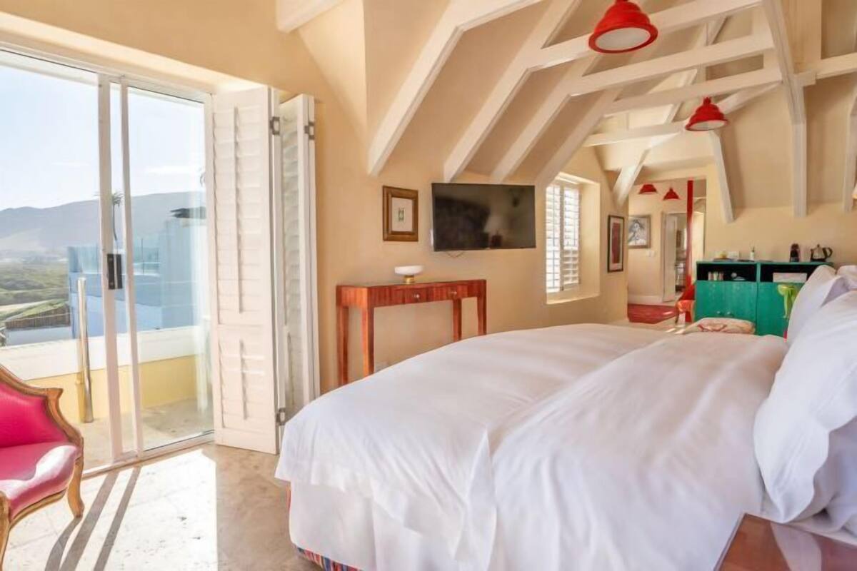 Premium bedding, free minibar items, desk, free WiFi