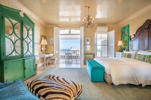 Ropa de cama de alta calidad, artículos del minibar gratis y escritorio 