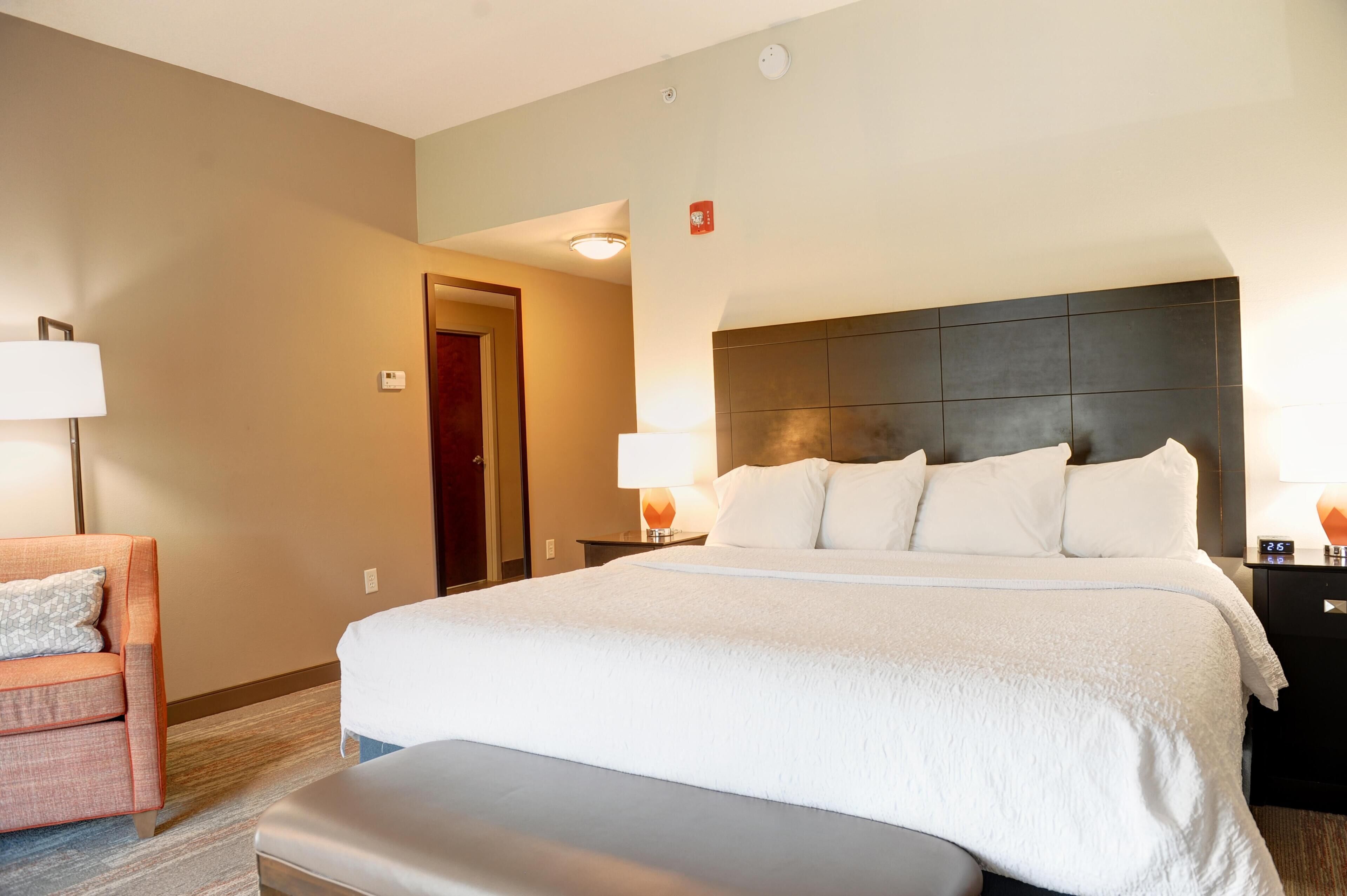 Room, 1 King Bed | In-room safe, free cribs/infant beds, rollaway beds, free WiFi