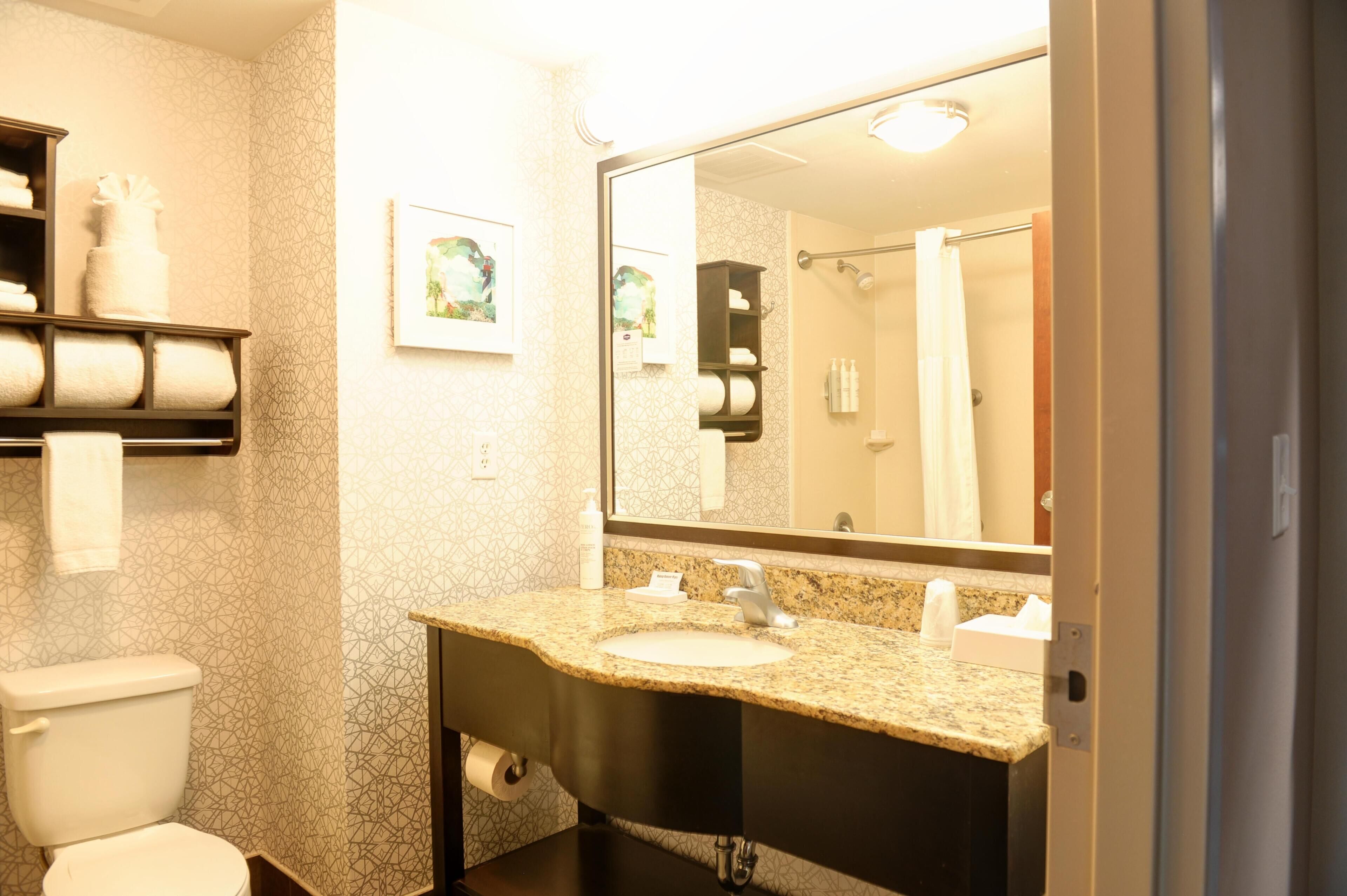 Combined shower/tub, towels