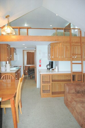 Living area - Gwin's Lodge & Roadhouse Est. 1952 (Cooper Landing)