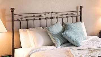 Standard Single Room, 1 King Bed | 1 bedroom, free WiFi, bed sheets, alarm clocks