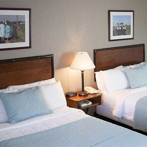 Habitación estándar, 2 camas Queen size, para no fumadores | Wifi gratis, ropa de cama y despertador 