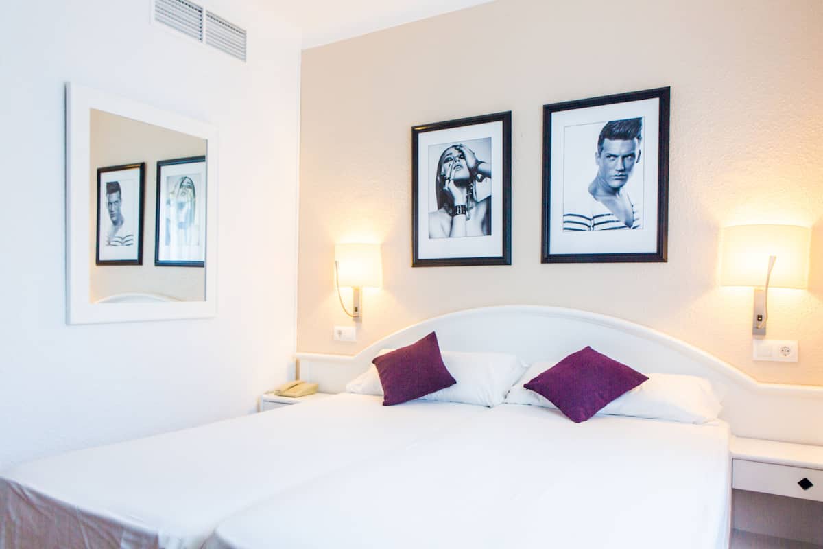Standaard tweepersoonskamer | Een bureau, gratis wifi, beddengoed