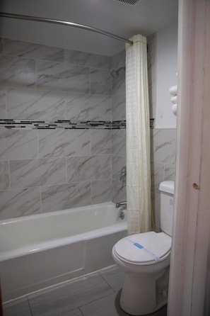 Amenidades de baño gratuitas y toallas
