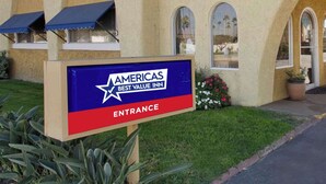 A sign for the Americas Best Value Inn with an entrance sign. - Americas Best Value Inn Vandalia (Vandalia)