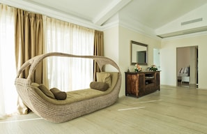 Apartamento presidencial, 2 habitaciones, balcón, vistas al mar | Sala de estar | Una televisión LCD