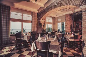 Breakfast, lunch, dinner served; Mediterranean cuisine 