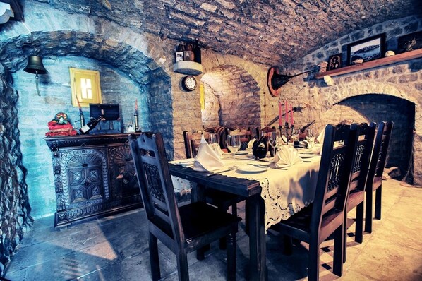 Breakfast, lunch, dinner served; Mediterranean cuisine