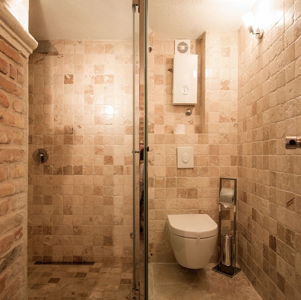 A bathroom with a glass shower door, a toilet, and a towel rack. - Hotel Azimut (Sveti Stefan)