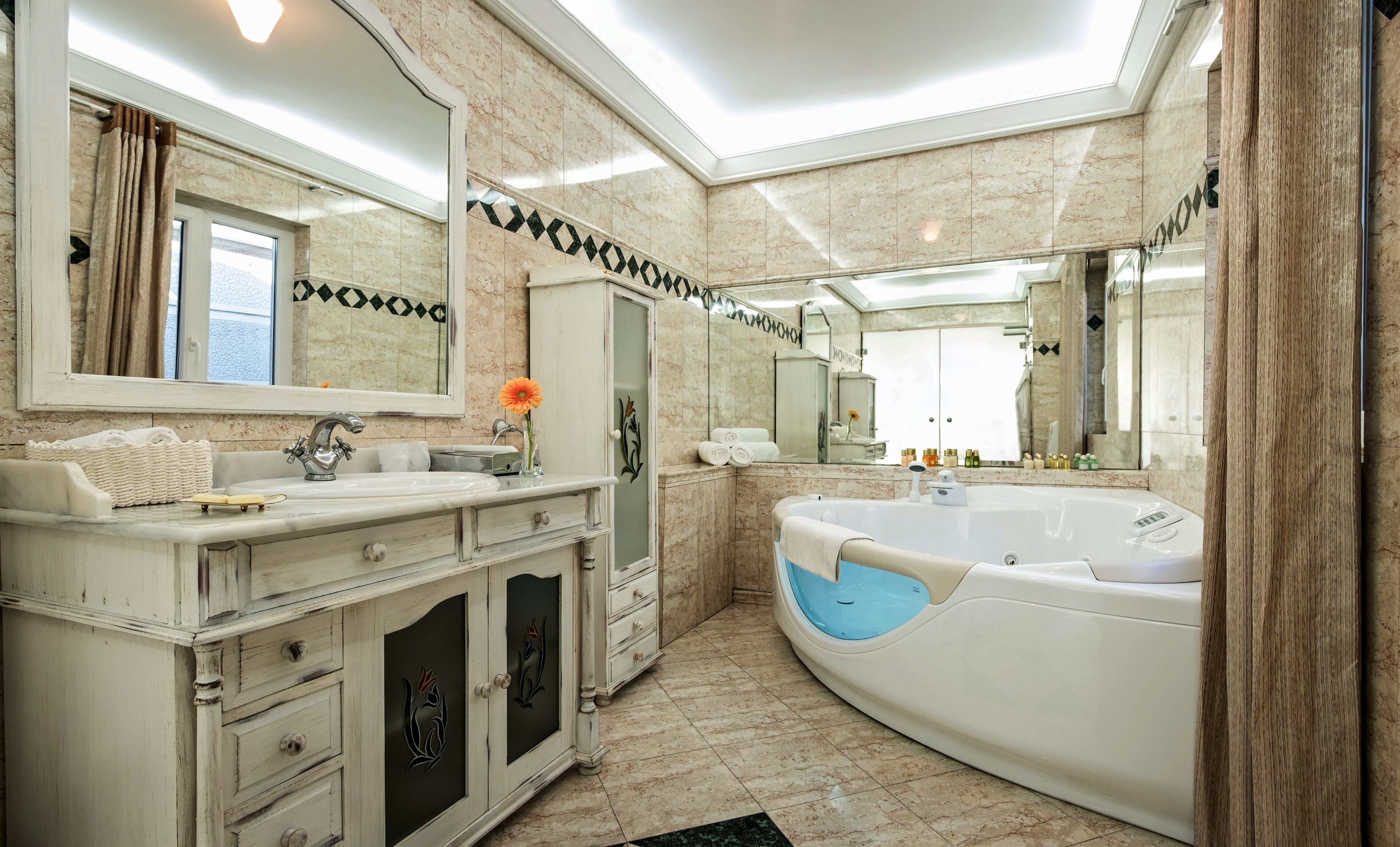 Minibar, coffres-forts dans les chambres, bureau, chambres insonorisées