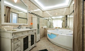 Presidential-huoneisto, 2 makuuhuonetta, parveke, merinäköala | Minibaari, tallelokero huoneessa, työpöytä, äänieristys