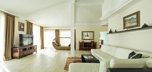 Presidential Apartment, 2 Bedrooms, Balcony, Sea View | Living room