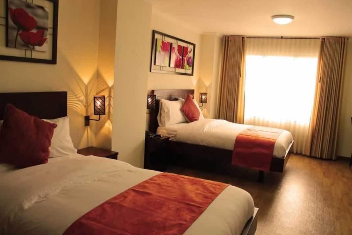 Luxe beddengoed, donzen dekbedden, een minibar, een kluis op de kamer